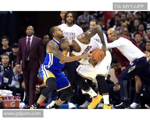 骑士与勇士激战正酣1月17日精彩对决引发球迷热议 骑士与勇士激战正酣1月17日精彩对决引发球迷热议