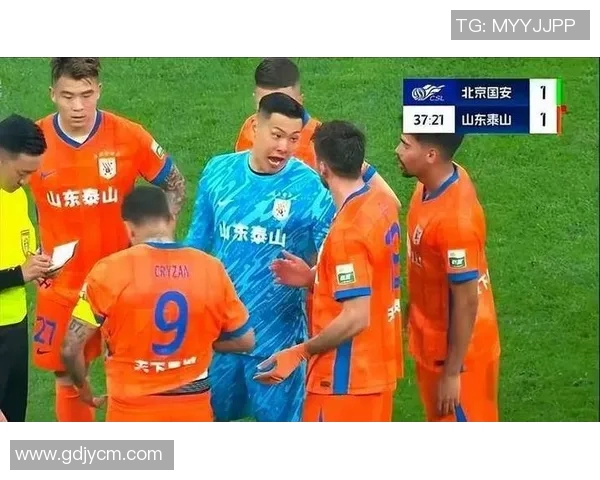 国安与河北华夏激战正酣裁判判罚引发球迷热议与争议